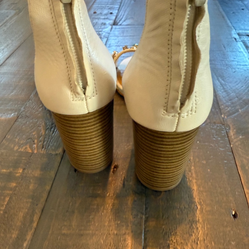 Enzo Angiolini Cream and Tan Heels with Turquoise Accents size 7.5 - Picture 5 of 7